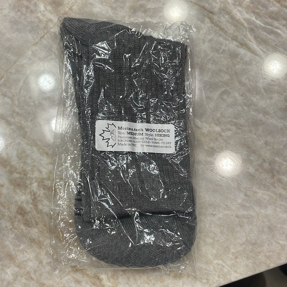 Merino.tech Gray Wool Hiking Socks! Size: MEDIUM
BRAND NEW!